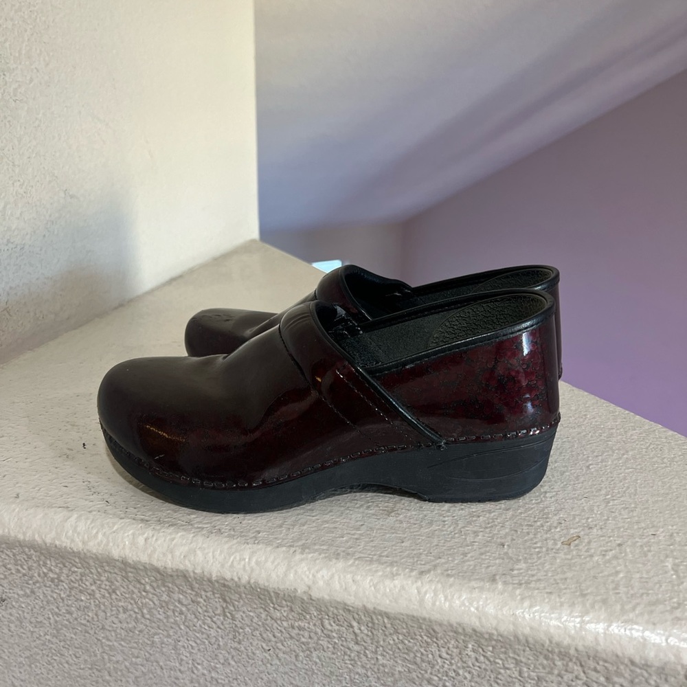 Dansko Women Burgandy Patent Clog Shoe Size9.5 - 10 EU 40 Comfort Walking Shoes